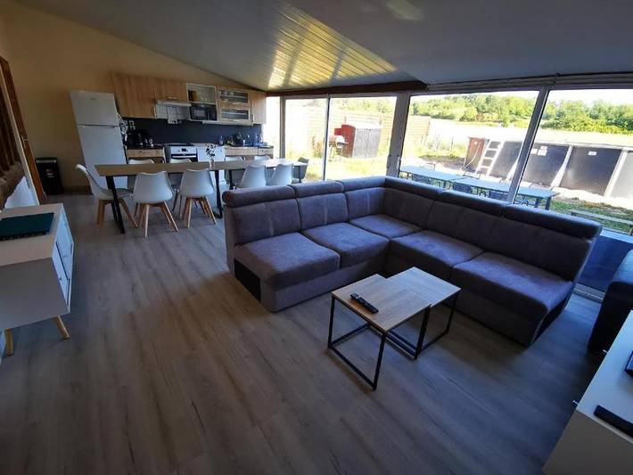 Gîte pour 10 personnes, avec Terrasse ainsi que Jardin et Piscine à Dhuizon