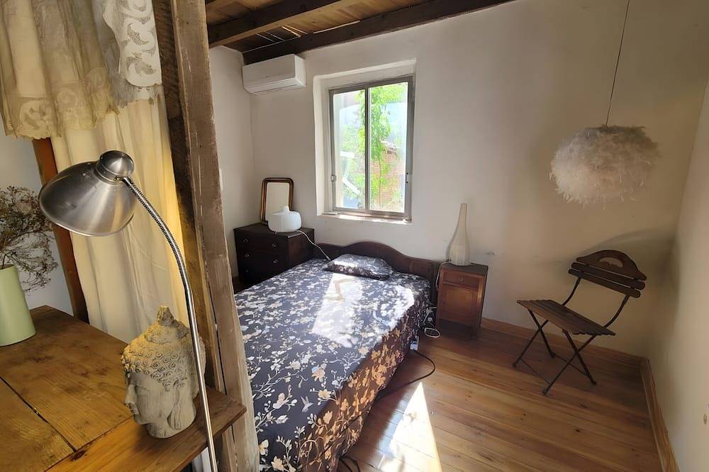 Unique House with Shared Patio, Pool, Wi-Fi and Air Conditioning in Candeleda, Valle del Tiétar