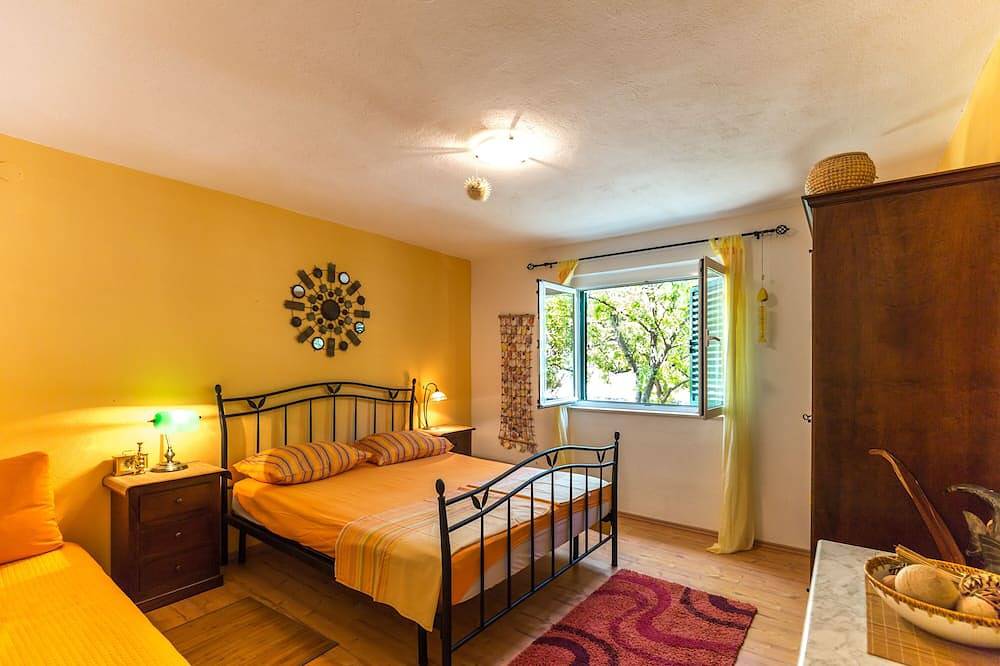 Haus befindet sich in einem kleinen Ort Drevenik an der Makarska Riviera. in Drvenik, Makarska Riviera