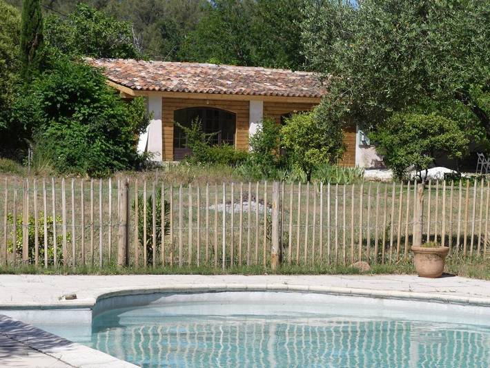 Location de vacances pour 2 personnes, avec vue ainsi que piscine et jardin à Solliès-Pont - 3