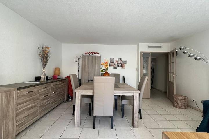 Gîte pour 4 personnes, avec terrasse ainsi que vue et piscine dans Plage Magnan - 2