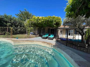 Gîte pour 2 personnes, avec terrasse ainsi que piscine et jardin à Orgone