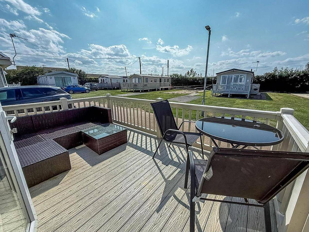 Superb 8 Berth Caravan For Hire At A Great Holiday Park In Norfolk Ref 50026M in California (Great Yarmouth), Great Yarmouth