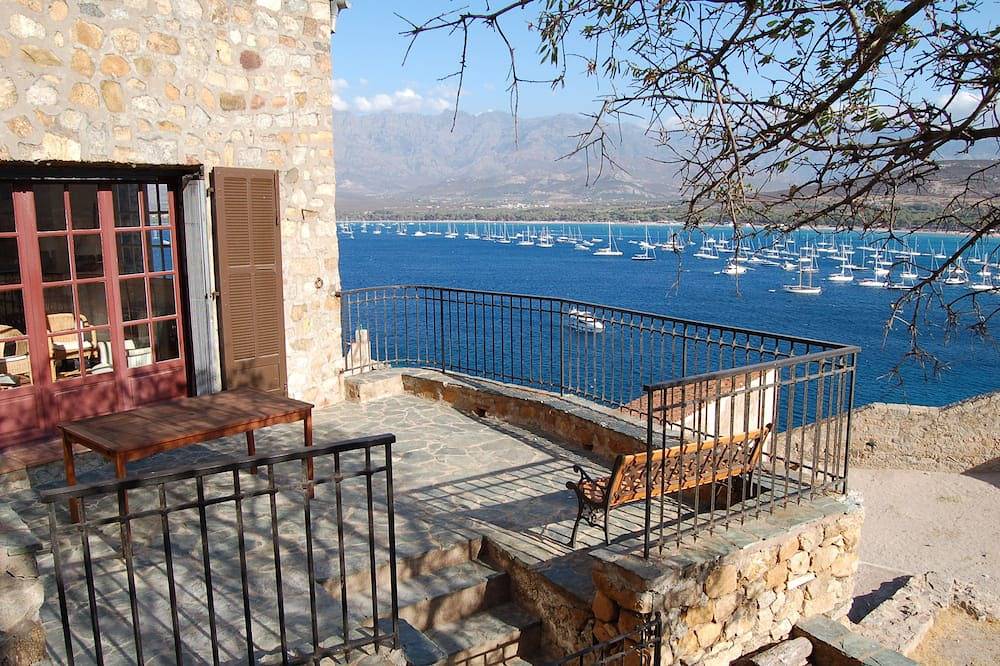 Maison citadelle sur les remparts, vue  sur mer et montagne. in Calvi, Région de Calvi
