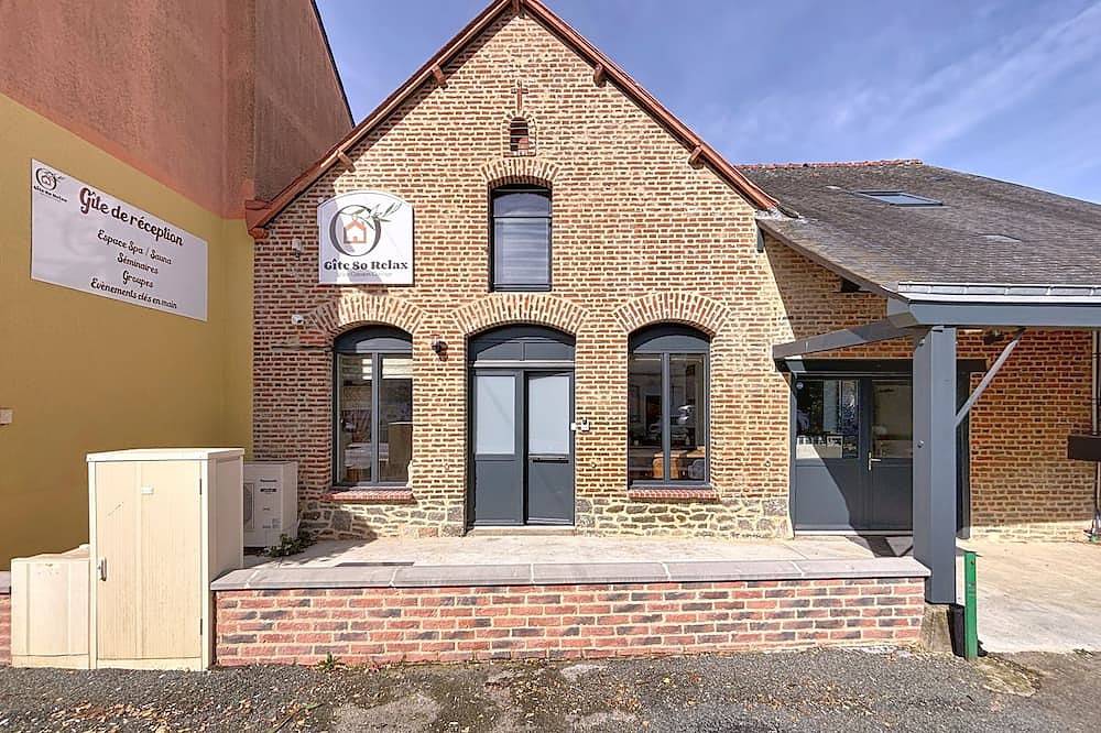 Gîte spacieux avec espace jacuzzi sauna , salle réception et terrasse avec jeux. in Landéan, Fougères-Vitré
