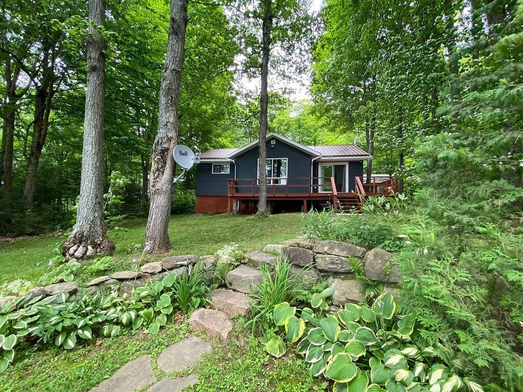 Dawson Loop Inn - Private Lakefront Cottage in Hastings Highlands, Ontario