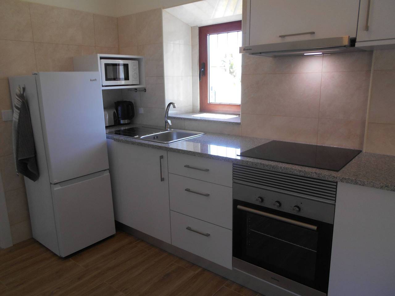 Ferienhaus mit 2 Schlafzimmern mit jeweils eigenem Bad in einem Küstendorf in Salir do Porto, Tornada e Salir do Porto