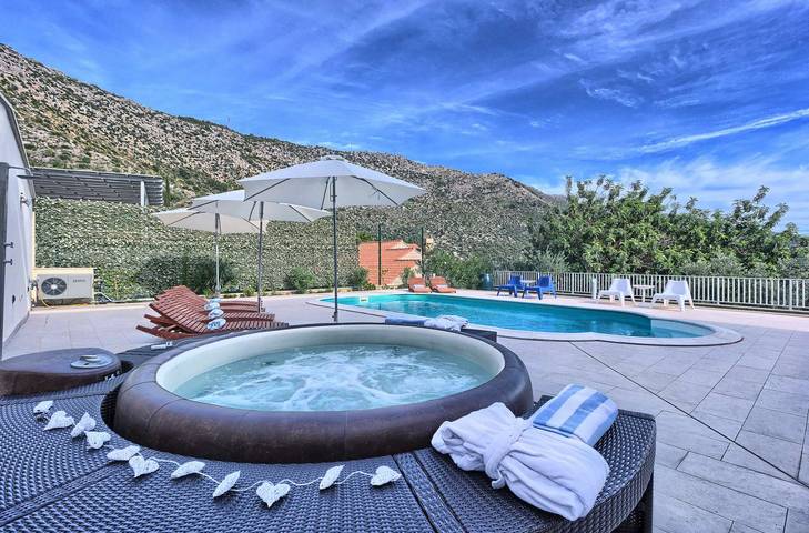 Villa pour 12 personnes, avec piscine ainsi que balcon et sauna à Zaton