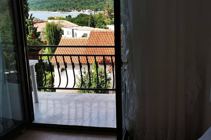 Ganze Wohnung, Apartment Njivice *** with Wi-Fi, sea view, air conditioning, 200m from the sea in Njivice, Krk