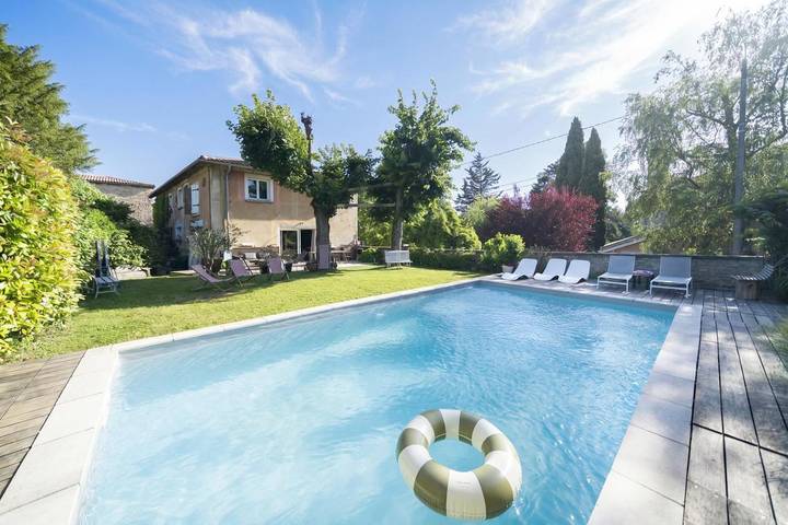 Location de vacances pour 2 personnes, avec Jardin ainsi que Piscine et Vue à Saint-Didier-au-Mont-d'Or