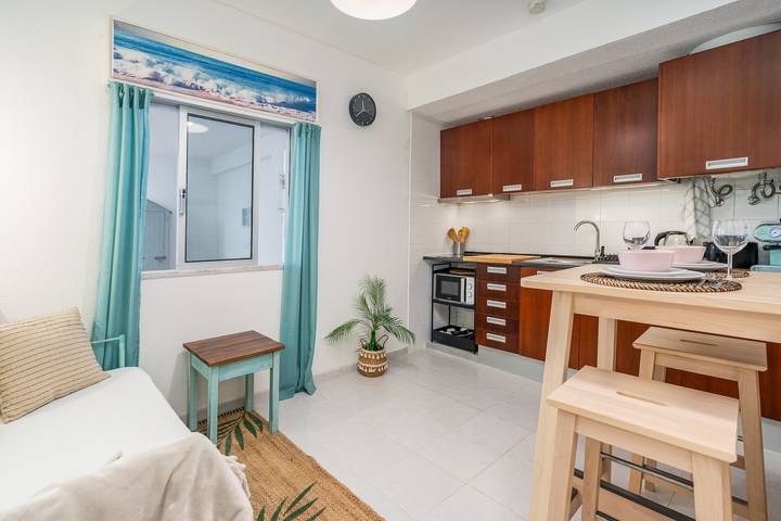 Entire apartment, Studio Sardinha - 1 min walk to beach. in Praia do Burgau, Budens