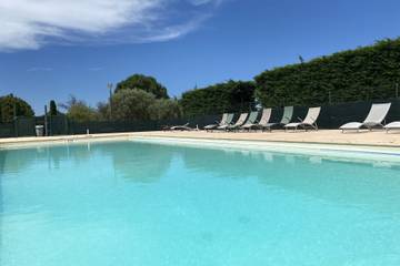 Gîte pour 2 personnes, avec terrasse ainsi que jardin et piscine, adapté aux familles à Brunet (Alpes-de-Haute-Provence)