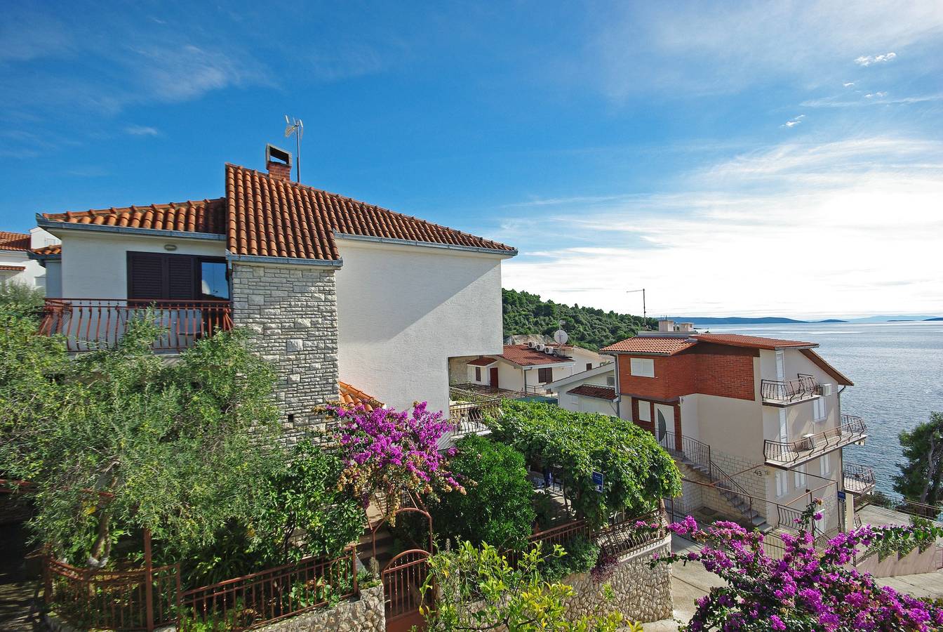 Ganze Wohnung, 2-Zimmer-Ferienwohnung am Strand Okrug Donji, Ciovo A-18300-a in Okrug Donji, Ciovo