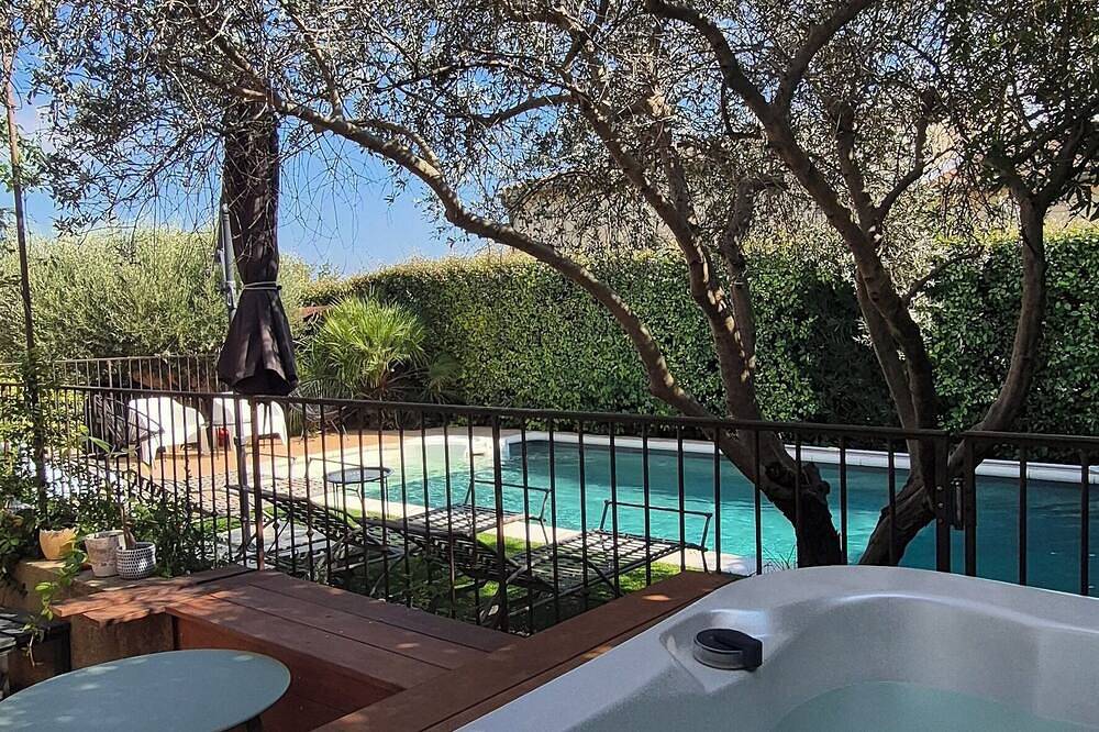 Villa 2 bedrooms 2 bathrooms, swimming pool, Spa Jacuzzi between Avignon and l'isle sur la Sorgue  in Châteauneuf-de-Gadagne, Vaucluse