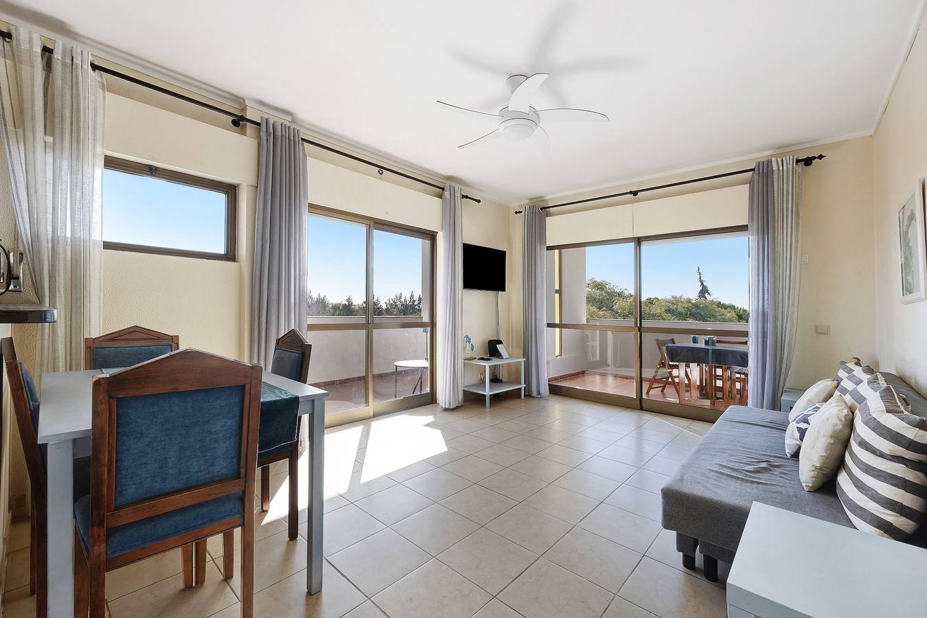Apartamento inteiro, Apartamento de férias 'Casa Amendoeiras' com piscina partilhada, jardim partilhado e Wi-Fi in Vilamoura, Quarteira