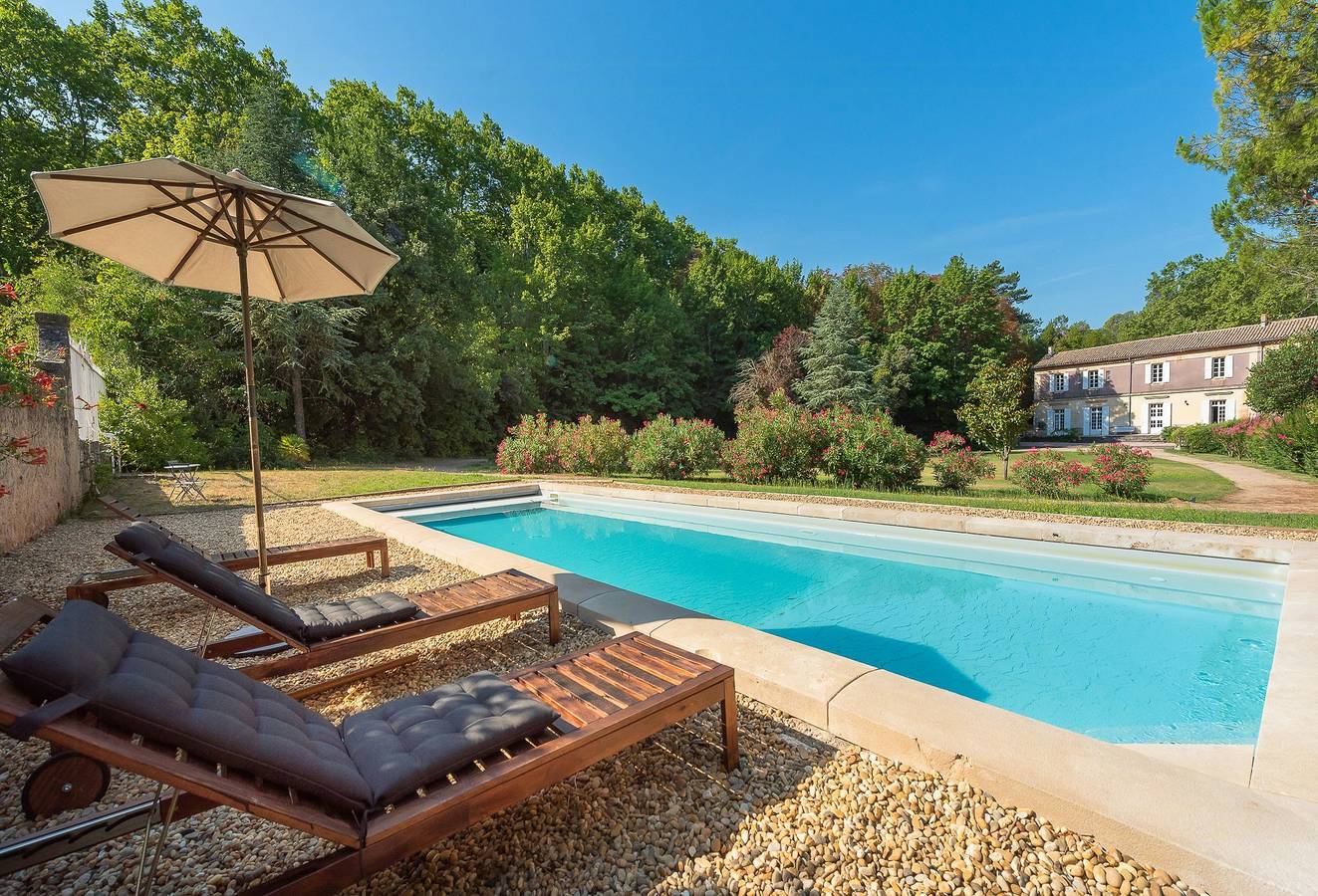 Antigua hilandería con piscina cerca del Salagou in Clermont-l'Hérault, Región de Lodève