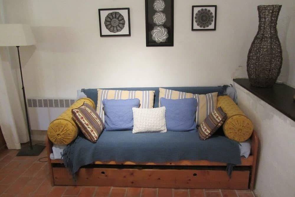 Appartement entier, Charmante maison en pierre dans Hillside Village avec calme, cour privée in Paziols, Côte méditerranéenne (France)