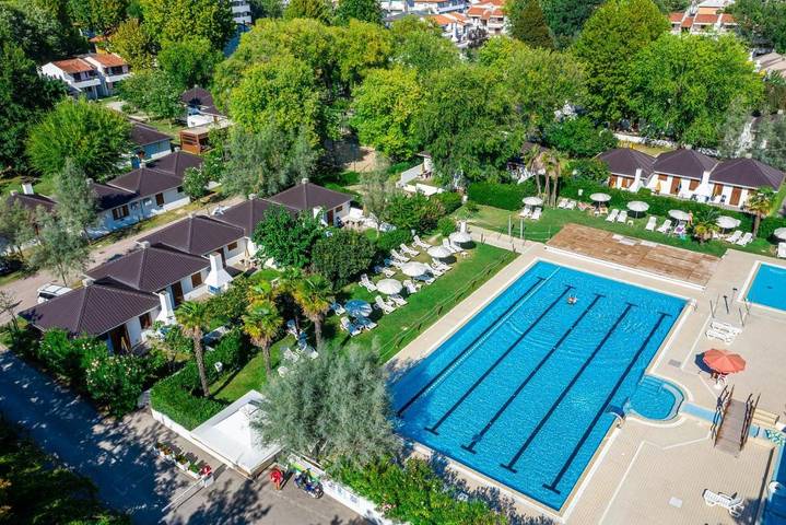 Ferienpark für 4 Personen, mit Balkon und Terrasse sowie Whirlpool und Garten in Lignano Sabbiadoro
