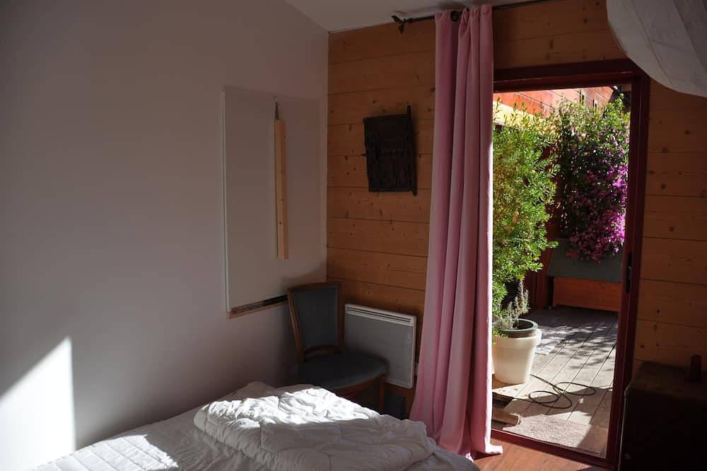 Wooden villa with pool and garden in Montpellier near streetcar and shops in Hôpitaux-Facultés, Montpellier