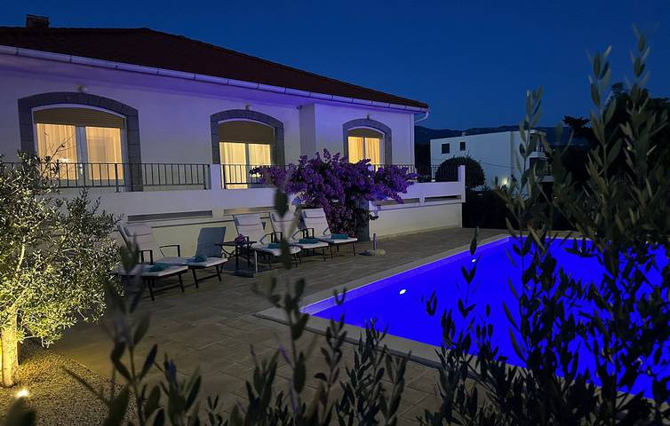 Villa für 8 Personen, mit Garten und Whirlpool sowie Terrasse auf Rab