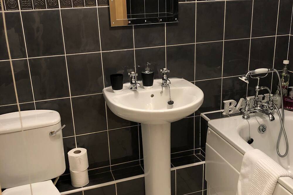 Entire apartment, Newcastle Seafront apartment with Wifi & Parking in Newcastle (County Down), Northern Ireland