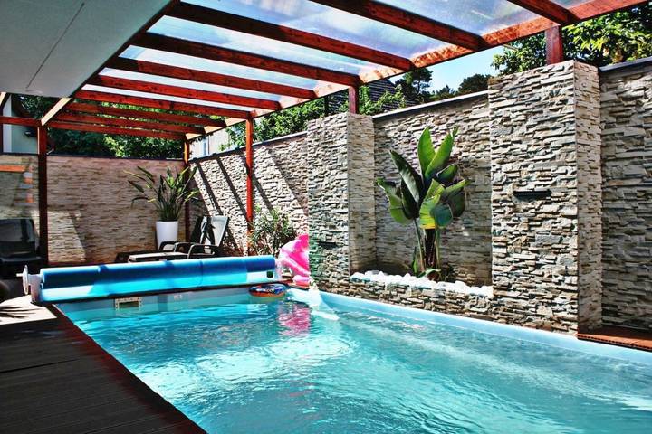Ferienwohnung für 4 Personen, mit Balkon und Whirlpool sowie Terrasse und Pool