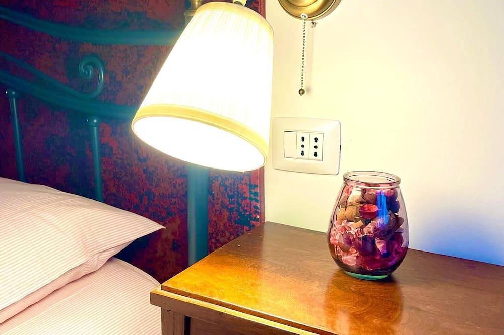 Two Private Rooms: with 1 room, with 2 rooms. Kitchen Living Room Parking in Reggio Emilia, Provincia de Reggio Emilia