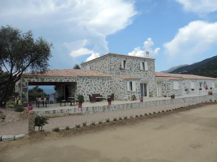 Alojamiento y desayuno para 2 personas, con jacuzzi además de piscina y terraza - 1