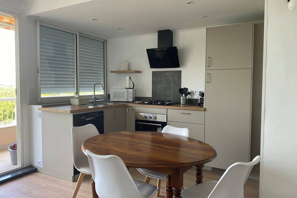 Apartamento entero, Fully renovated T4 apartment in gated community in Mondragon, Vaucluse