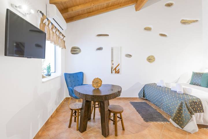 Apartamento inteiro, Casa de férias 'Sara' com vista para a montanha, Wi-Fi e ar condicionado in São Luís, Costa Alentejana