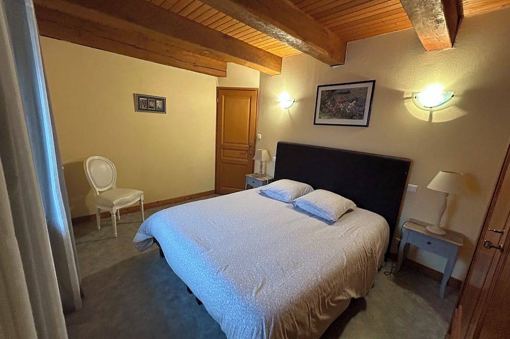 Gîte à la campagne avec piscine  et spa ,idéal pour des vacances en famille! in Saint-Igeaux, Région de Guingamp