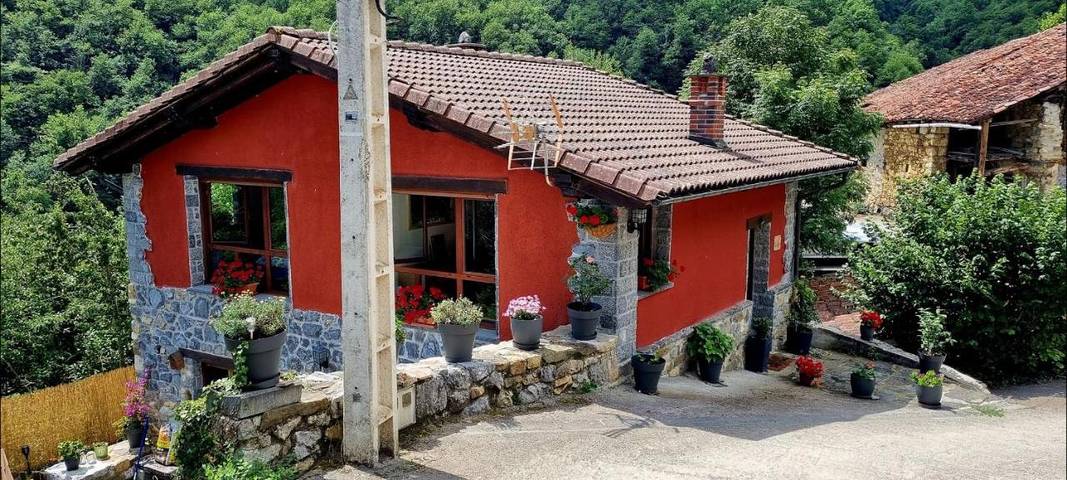 Casa rural para 6 personas, con jardín y vistas en Parque Natural de Redes