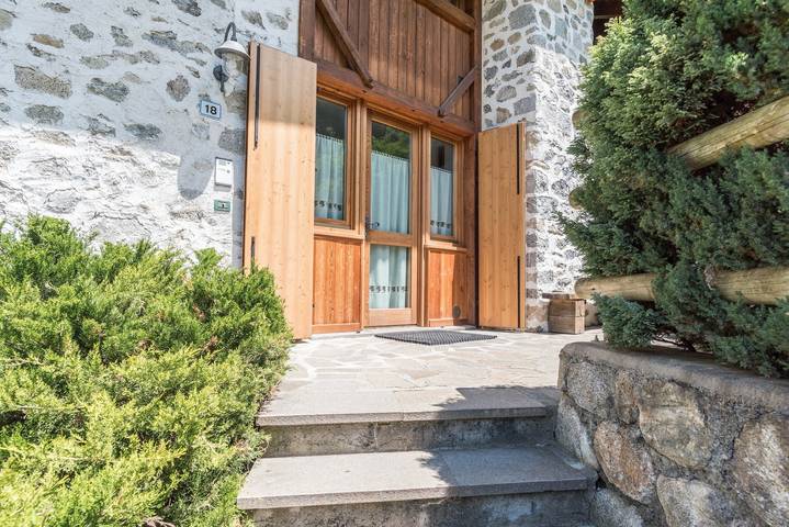 Hel lägenhet, Holiday Apartment 'Maso Noce Ovest' with Mountain View, Garden, and Wi-Fi in Mezzana, Adamello-Presanella Alps
