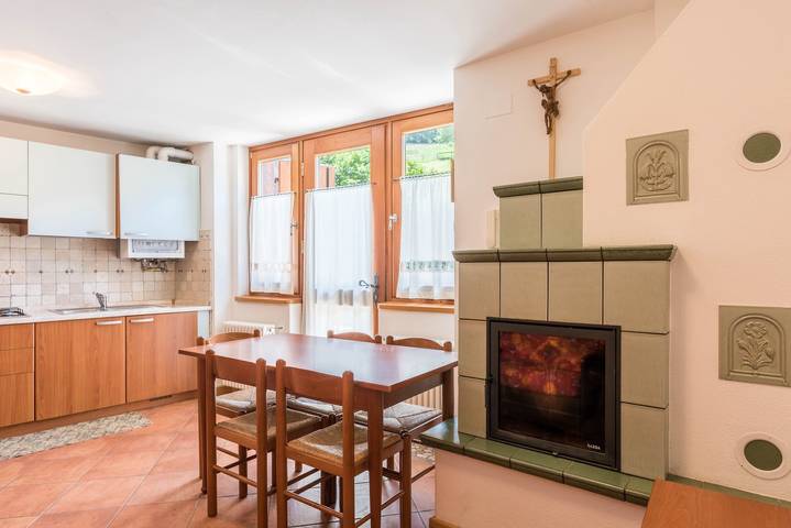 Hel lägenhet, Holiday Apartment 'Maso Noce Ovest' with Mountain View, Garden, and Wi-Fi in Mezzana, Adamello-Presanella Alps