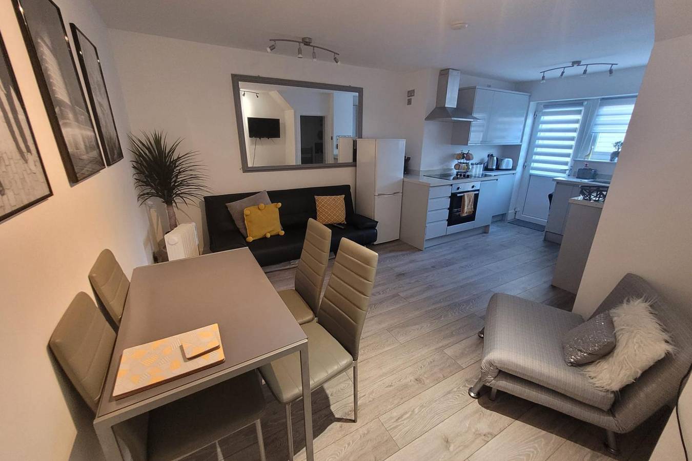 Entire holiday apartment, Apt - Sleeps 4/5 - Garden - Parking in Botany Bay, Kent