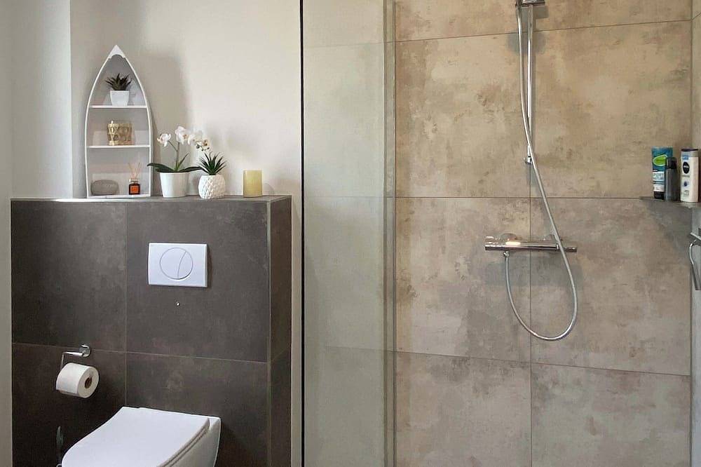 8P Ferienhaus ,,Seegelblick\" in erster Seereihe mit Sauna, Kamin & Wallbox in Pouch, Muldestausee