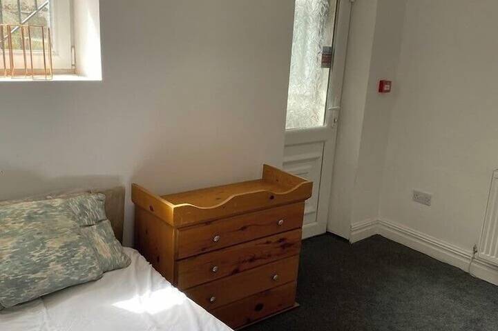 House 2 bedrooms Sleeps 4 with Parking in Bolton, Greater Manchester