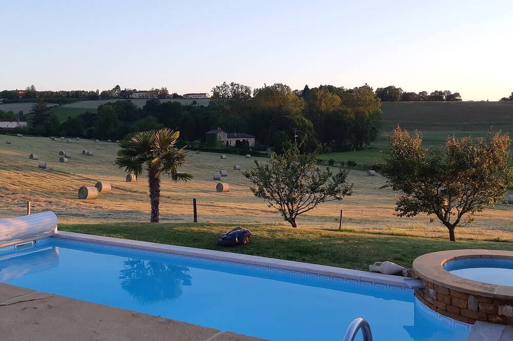 Gîte proche de Lyon avec piscine extérieure ainsi que Jacuzzi, Sauna intérieurs in Chasselay, Lyon et ses environs