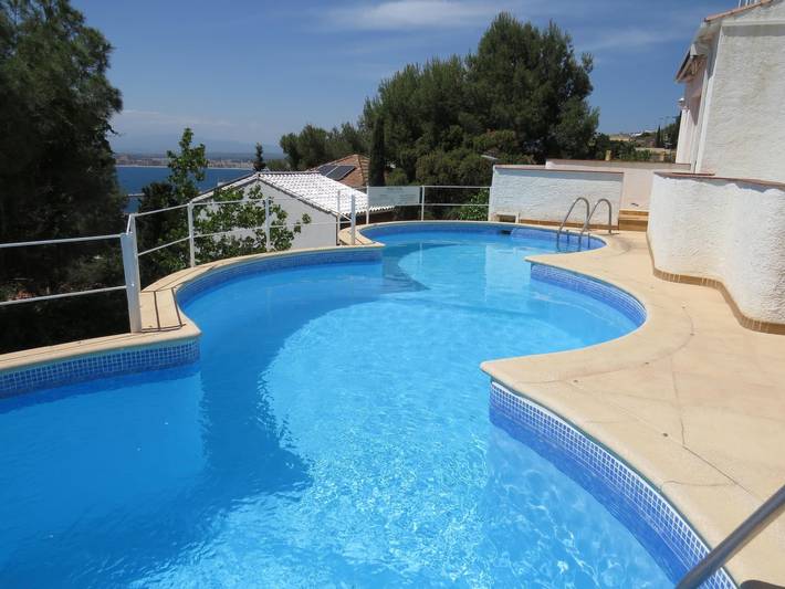 Appartement de vacances pour 4 personnes, avec terrasse ainsi que piscine et vue sur l’océan à Roses