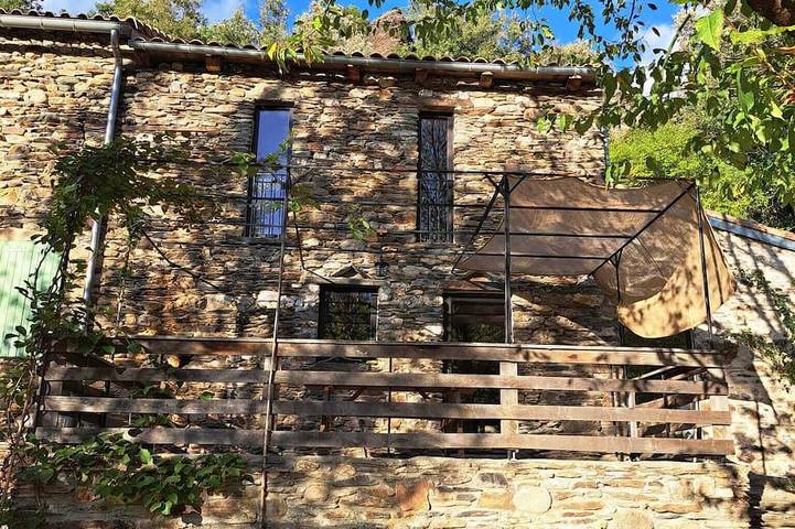 Location de vacances pour 8 personnes, avec terrasse et jardin à Saint-Étienne-Vallée-Française