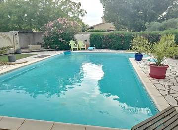 Gîte pour 4 personnes, avec jardin ainsi que terrasse et piscine dans le Vaucluse