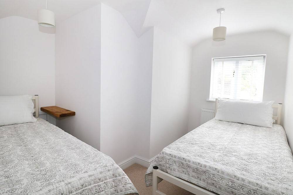 Gritstone Cottage, pet friendly, with open fire in Bakewell in Great Longstone, Derbyshire