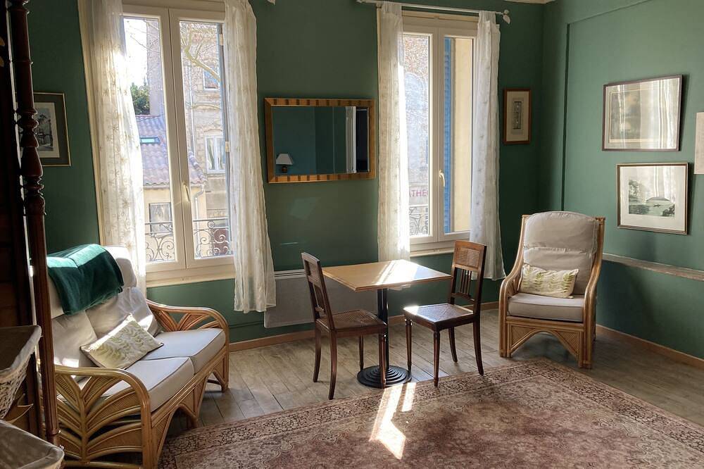 Villa Celine, un Bed & Breakfast avec quatre chambres, jardin et piscine in Saint-Laurent-de-la-Cabrerisse, Région de Narbonne