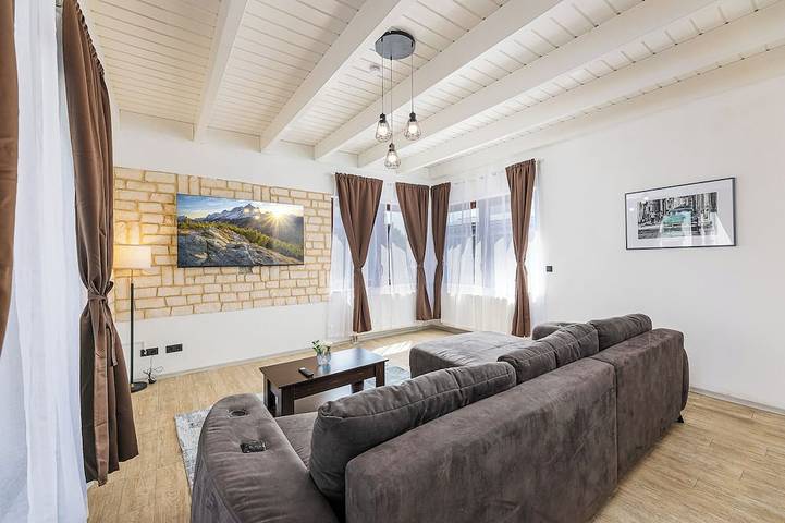 Appartement entier, Vacation rental, 150 square meters, sleeps 8, 4 bedrooms, 2 bathrooms, terrace with grill, 2 parking spaces in Ludwigshafen, Pfälzer Rheinebene