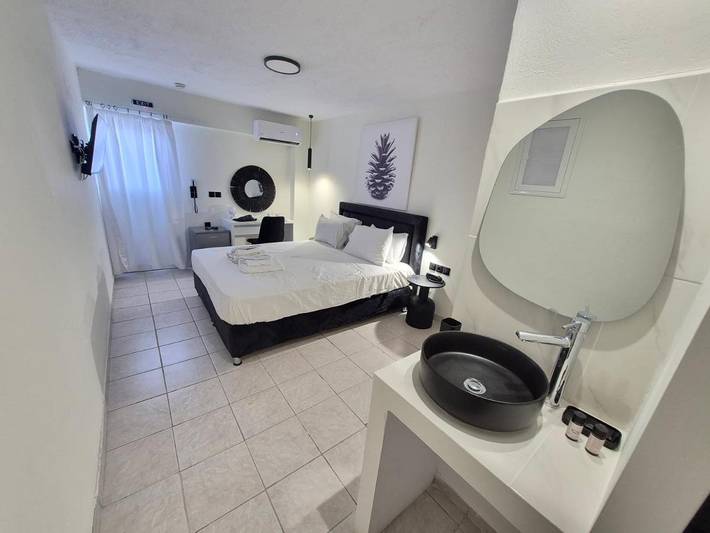 Chambre d’hôte pour 2 personnes, avec balcon ainsi que jacuzzi et piscine dans Égine - 2