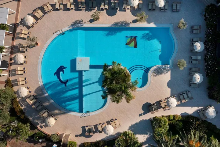 Hotel for 4 people, with pool and garden as well as children pool and hot tub - 1