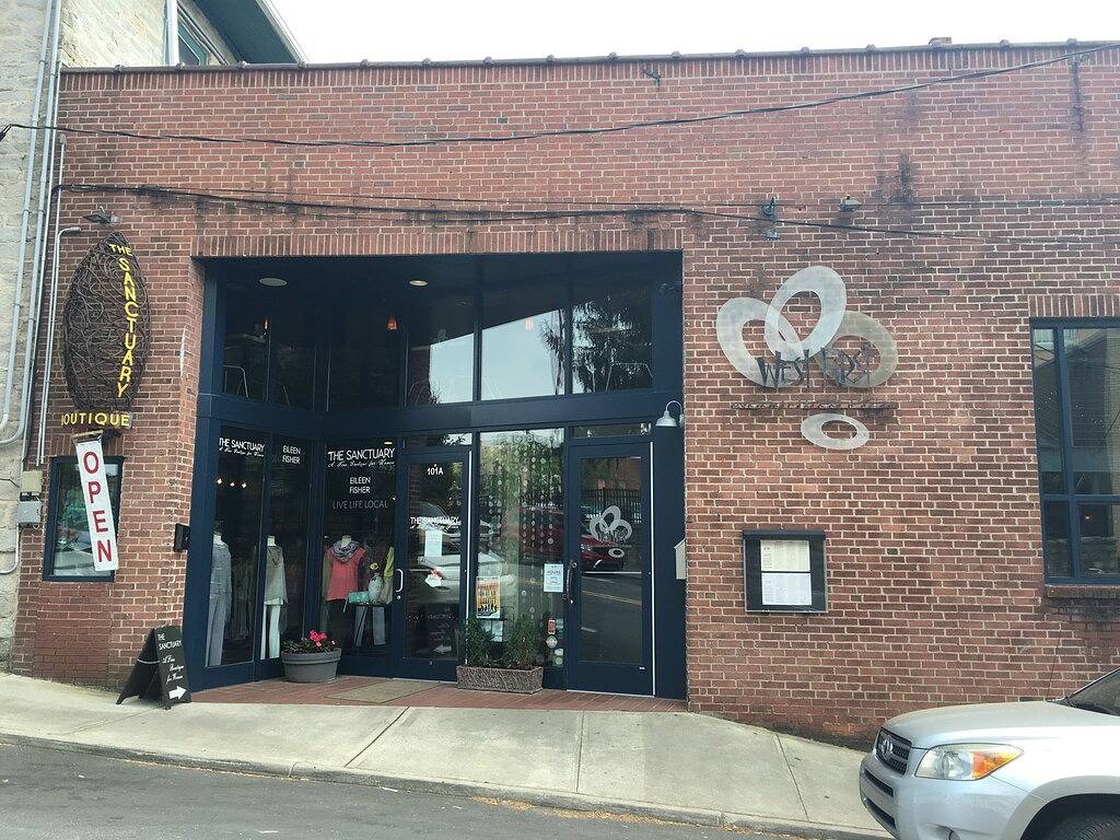 Ganze Wohnung, Sonnenuntergang am Main Street Loft. Charmantes Hendersonville. Begehbar. Parken abseits der Straße in Hendersonville, Henderson County (NC)