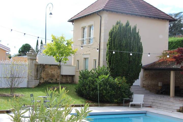 Location de vacances pour 4 personnes, avec piscine ainsi que terrasse et jardin à Lachassagne