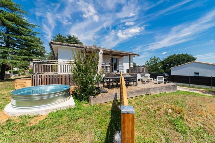 Gîte pour 14 personnes, avec Terrasse ainsi que Jardin et Piscine