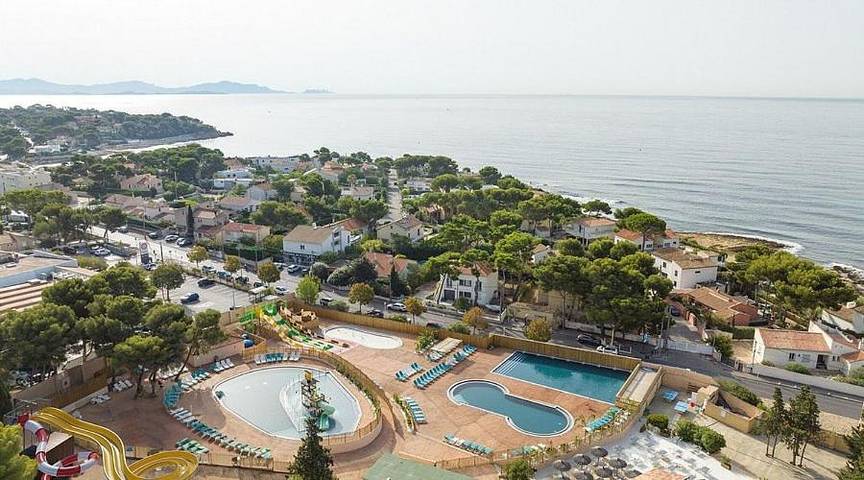 Camping pour 6 personnes, avec bassin pour enfant ainsi que terrasse et piscine